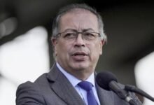 الرئيس الكولومبي ردا على العقوبات الأمريكية: لن أتراجع خطوة واحدة ولن أركع أبدا