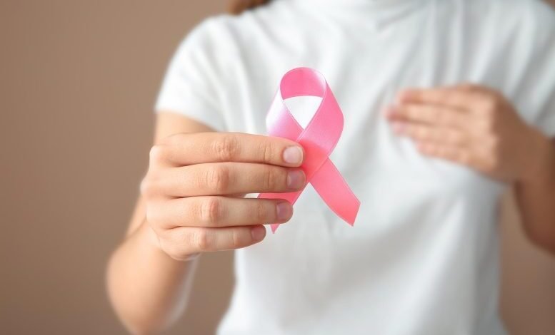 المرأة، ثوب قرنفلي اللون، سرطان الثدي، زمام