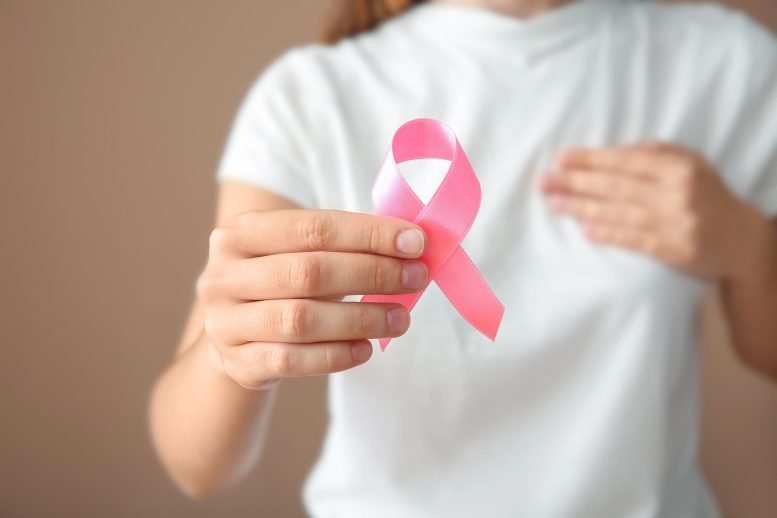 المرأة، ثوب قرنفلي اللون، سرطان الثدي، زمام