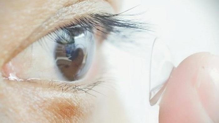 تتيح العدسات اللاصقة "فائقة الرؤية" لمرتديها الرؤية في الظلام، حتى مع إغلاق أعينهم 1 A study participant places one of the night vision lenses in their eye.