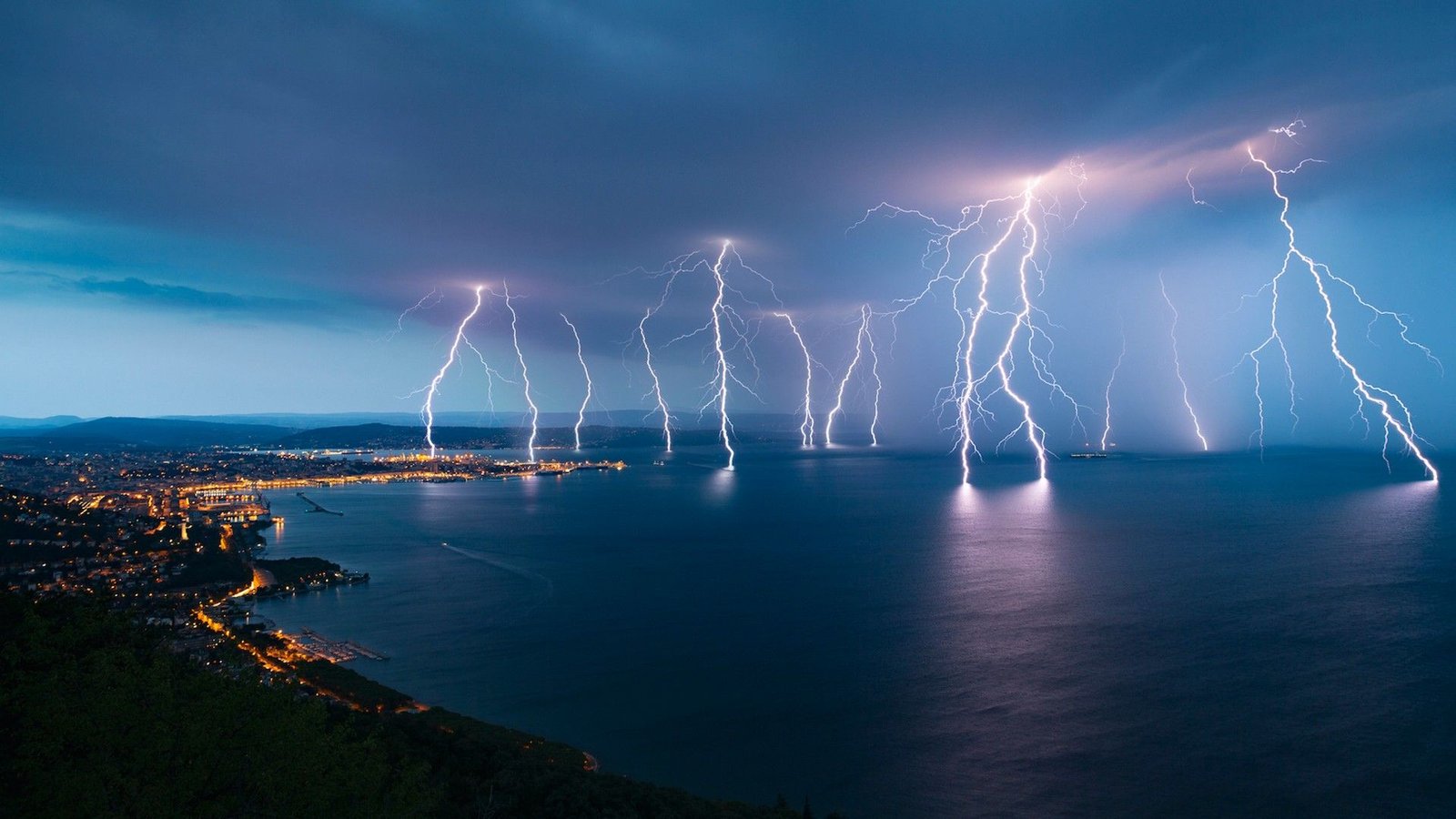 تظهر عمليات المحاكاة أن البرق على الأرض ينجم عن تفاعل متسلسل قوي من الفضاء الخارجي 3 Trieste Lightning