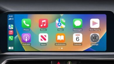 تقوم جنرال موتورز بإزالة CarPlay من المزيد من السيارات، مستشهدة بشكل غريب بستيف جوبز كمصدر إلهام