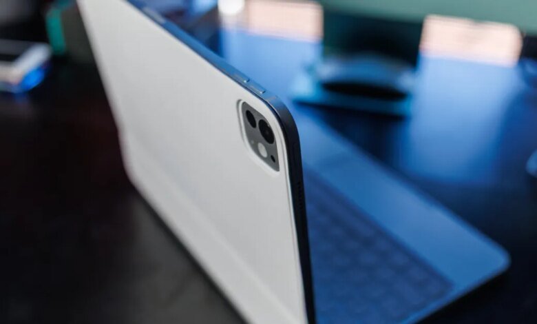 تقوم شركة Apple بتطوير جهاز iPad قابل للطي مقاس 18 بوصة، ولكن قد يكلف 3000 دولار ولن يتم شحنه حتى عام 2029 1 تقوم شركة Apple بتطوير جهاز iPad قابل للطي مقاس 18 بوصة، ولكن قد يكلف 3000 دولار ولن يتم شحنه حتى عام 2029