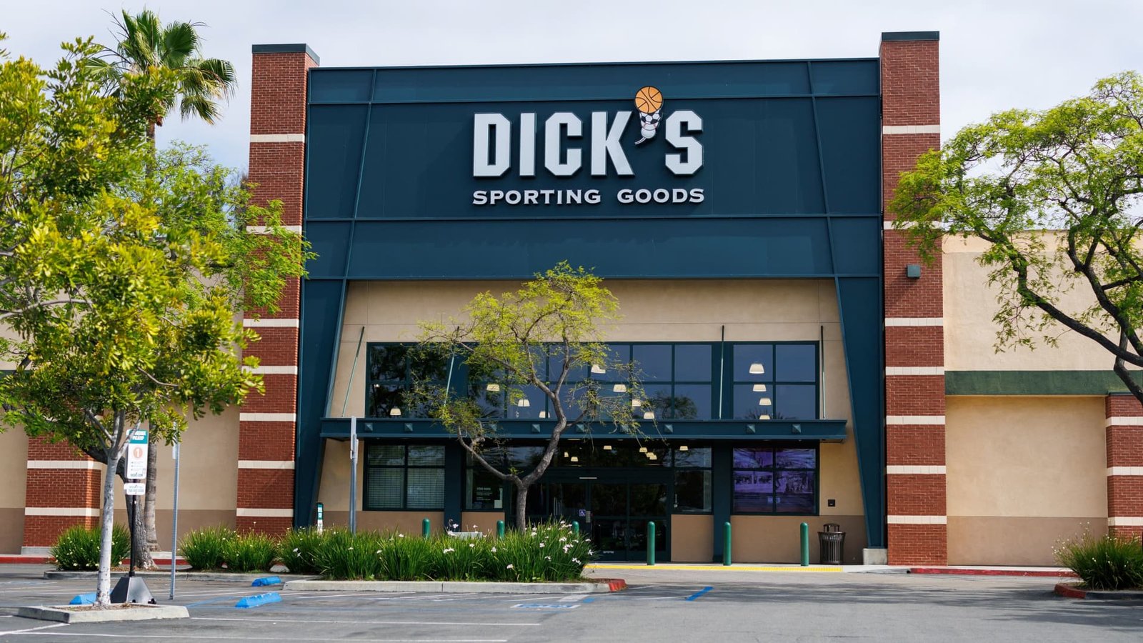 تقوم شركة Dicks Sporting Goods بتوسيع متاجر House of Sport