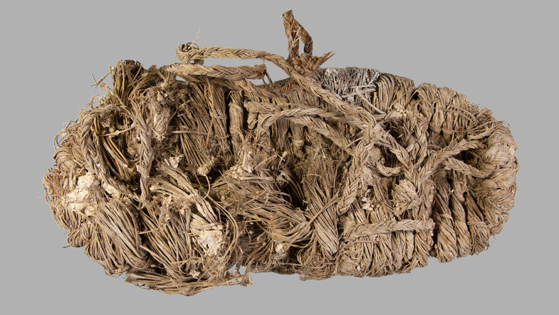 تم اكتشاف حذاء عشبي عمره 750 عامًا في عش نسر في إسبانيا 5 remains of a medieval shoe made out of grass rope