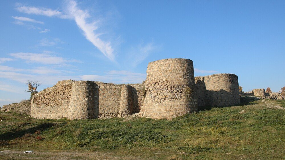 تم العثور على درع فريد من نوعه من القرن التاسع مع بريد متسلسل وخوذة في القوقاز