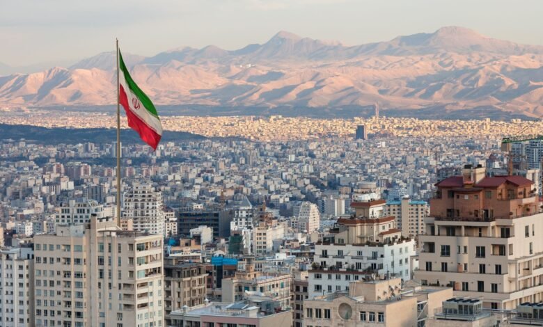 توصلت الدراسة إلى أن إيران من بين "نقاط الهبوط الساخنة الأكثر تطرفًا في العالم" حيث تنخفض بعض المناطق بما يصل إلى قدم واحدة سنويًا 1 توصلت الدراسة إلى أن إيران من بين "نقاط الهبوط الساخنة الأكثر تطرفًا في العالم" حيث تنخفض بعض المناطق بما يصل إلى قدم واحدة سنويًا