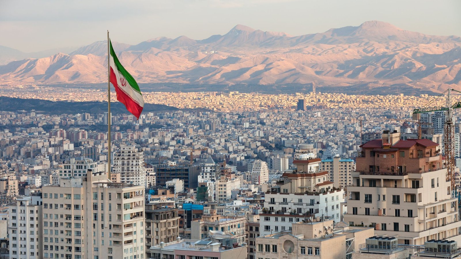 توصلت الدراسة إلى أن إيران من بين "نقاط الهبوط الساخنة الأكثر تطرفًا في العالم" حيث تنخفض بعض المناطق بما يصل إلى قدم واحدة سنويًا 3 توصلت الدراسة إلى أن إيران من بين "نقاط الهبوط الساخنة الأكثر تطرفًا في العالم" حيث تنخفض بعض المناطق بما يصل إلى قدم واحدة سنويًا