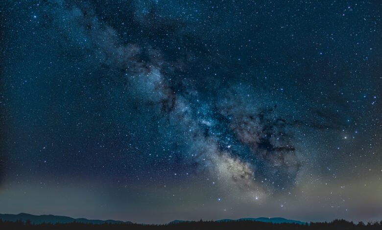 توهج غامض في قلب درب التبانة قد يكون مفتاحا لأعظم ألغاز الكون
