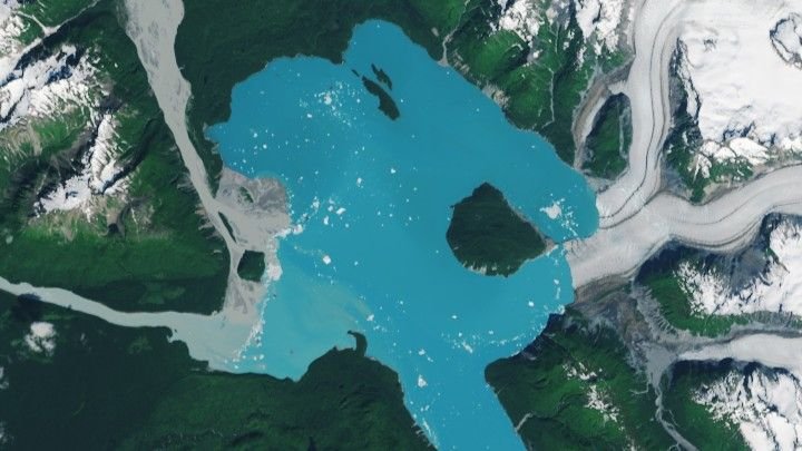 جزيرة "جديدة" تظهر بعد ذوبان الجليد في ألاسكا 1 A satellite photograph of Alsek Lake and the new island of Prow Knob as Alsek Glacier retreats.