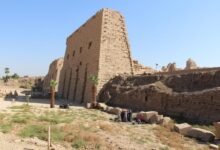 الحفر خارج الصرح الأول بالكرنك