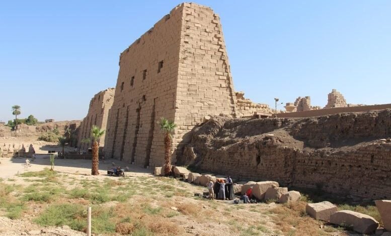 حل لغز عمره 4000 عام: بحث جديد يعيد كتابة أصول أعظم معبد في مصر 1 الحفر خارج الصرح الأول بالكرنك