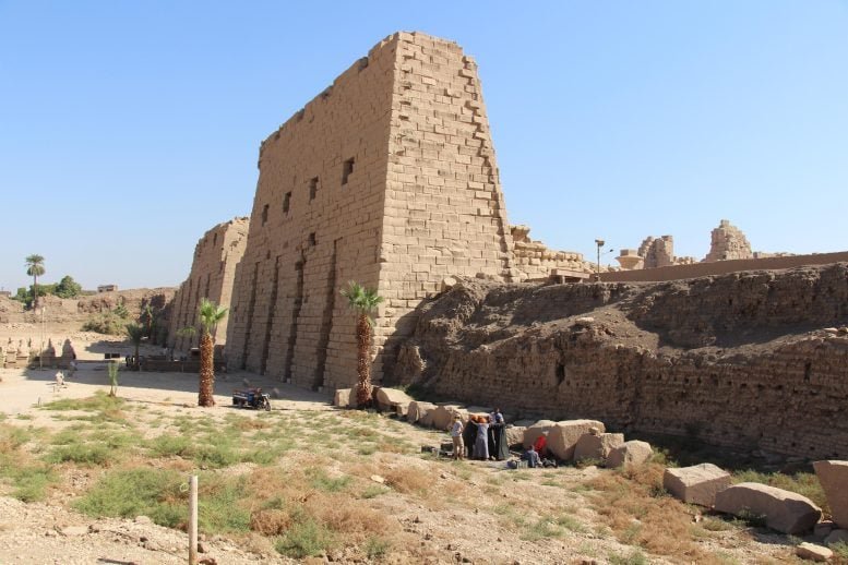 حل لغز عمره 4000 عام: بحث جديد يعيد كتابة أصول أعظم معبد في مصر 3 الحفر خارج الصرح الأول بالكرنك