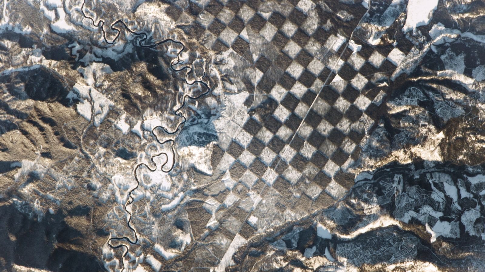 "رقعة شطرنج" عملاقة تحيط بنهر أيداهو في صورة غريبة لرائد فضاء - الأرض من الفضاء 3 A satellite photo of a chessboard -like pattern in a forest in Idaho