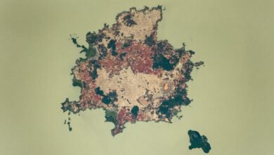 زوج من الجزر "المقدسة" في بحيرة أفريقية خضراء بشكل مخيف تحتوي على آثار عمرها قرون وأباطرة محنطين - الأرض من الفضاء