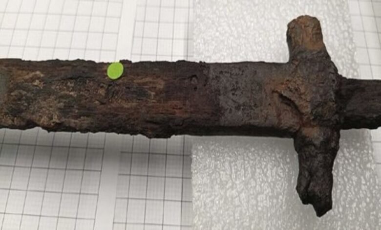 ساعدت التكنولوجيا الحديثة في قراءة التوقيع المخفي على سيف صدئ من القرن السادس عشر 1 ساعدت التكنولوجيا الحديثة في قراءة التوقيع المخفي على سيف صدئ من القرن السادس عشر