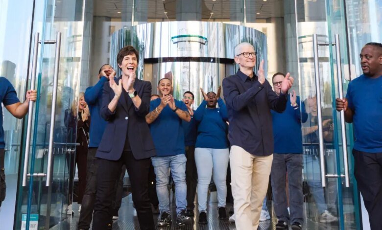 سهم Apple يصل إلى أعلى مستوى جديد على الإطلاق مع ارتفاع مبيعات iPhone 17 1 سهم Apple يصل إلى أعلى مستوى جديد على الإطلاق مع ارتفاع مبيعات iPhone 17