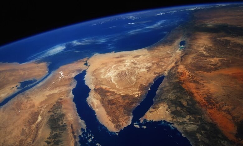 شهد البحر الأحمر "واحدة من أكثر الأحداث البيئية تطرفًا على وجه الأرض" منذ 6 ملايين سنة 1 View of the top of the Red Sea from space.