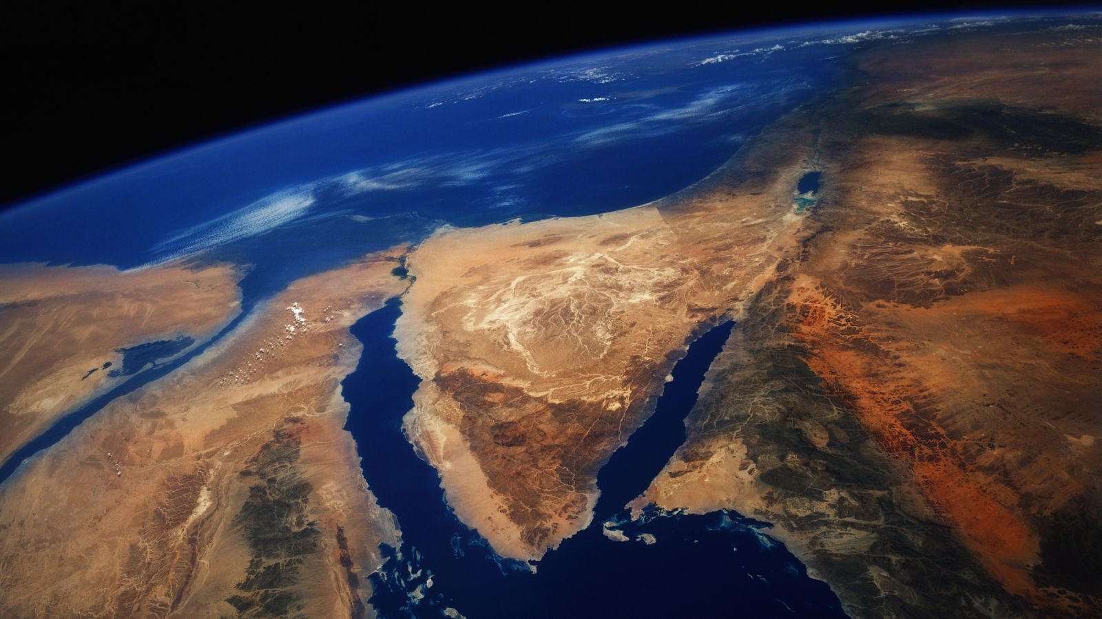 شهد البحر الأحمر "واحدة من أكثر الأحداث البيئية تطرفًا على وجه الأرض" منذ 6 ملايين سنة 3 View of the top of the Red Sea from space.