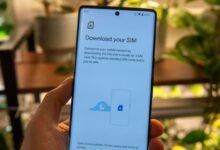 عند السفر إلى الخارج، يمكن أن توفر بطاقة eSIM المناسبة توفيرًا أكبر من شركة الاتصالات الخاصة بك