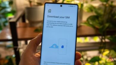 عند السفر إلى الخارج، يمكن أن توفر بطاقة eSIM المناسبة توفيرًا أكبر من شركة الاتصالات الخاصة بك
