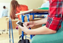 قام علماء النفس بتقييم العواقب الحقيقية لحظر الهواتف في المدارس