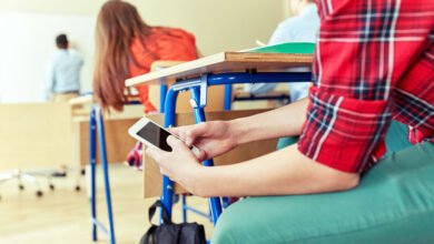 قام علماء النفس بتقييم العواقب الحقيقية لحظر الهواتف في المدارس