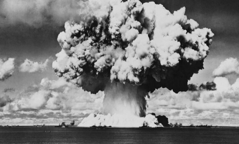 لماذا لا يزال من الصعب جدًا صنع أسلحة نووية؟ 1 A black and white photo of a large mushroom cloud from a nuclear blast