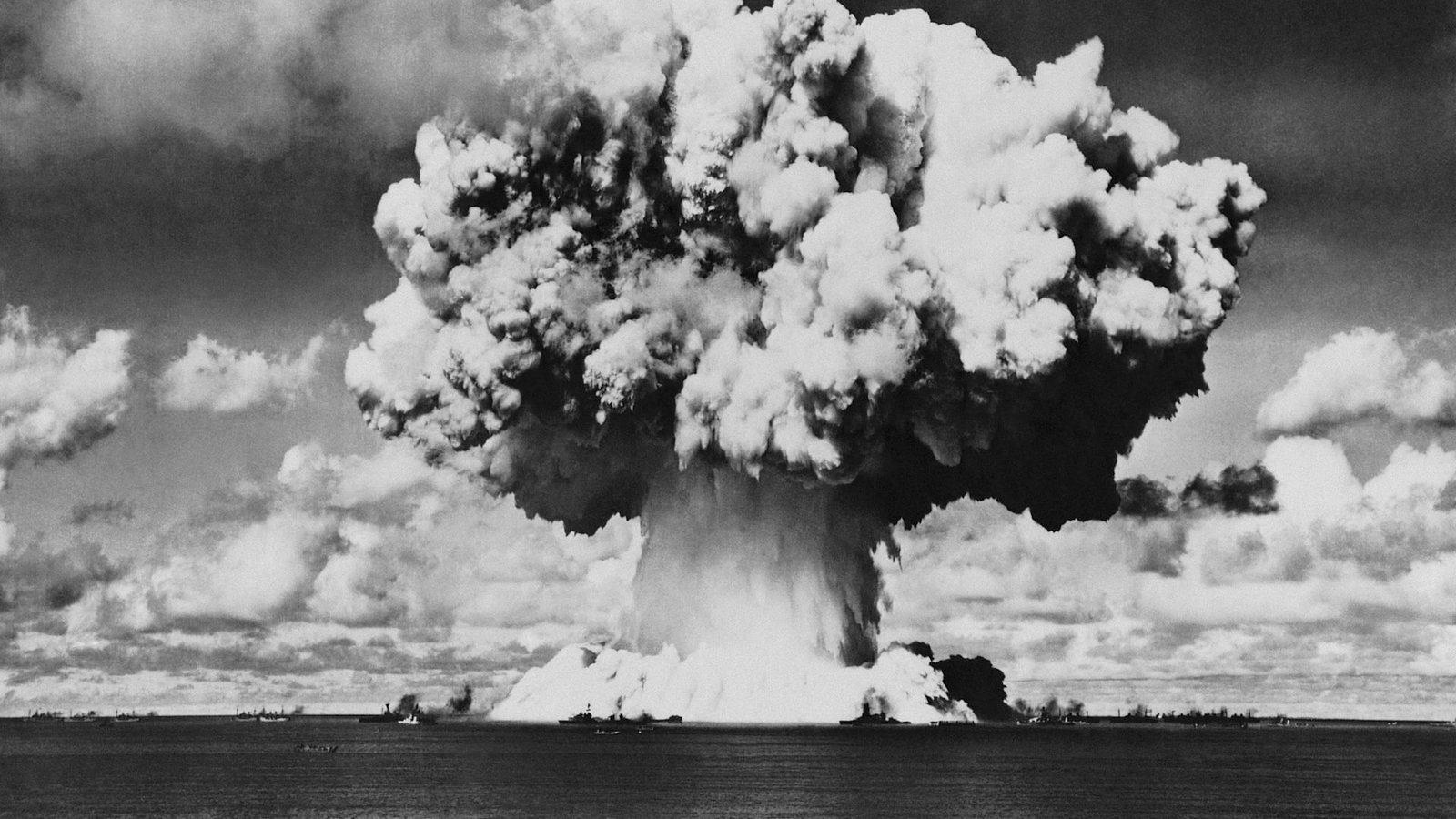 لماذا لا يزال من الصعب جدًا صنع أسلحة نووية؟ 3 A black and white photo of a large mushroom cloud from a nuclear blast
