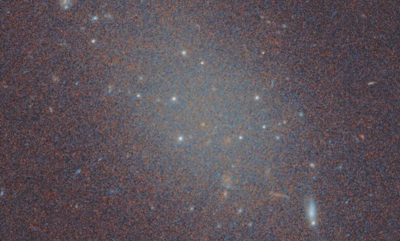 مجرة شبحية خالية من المادة المظلمة تحير علماء الفلك 1 A grainy image of a galaxy