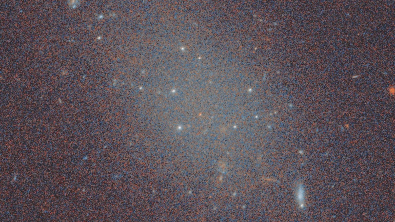 مجرة شبحية خالية من المادة المظلمة تحير علماء الفلك 3 A grainy image of a galaxy