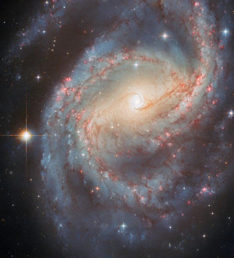 المجرة الحلزونية NGC 6951