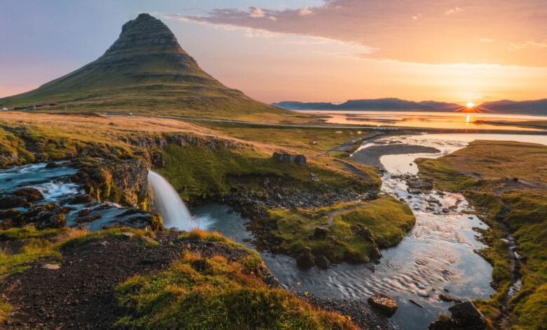 هل هناك دول لا يوجد بها بعوض؟ 1 Mount Kirkjufell and Kirkjufellsfoss waterfall at sunrise in Iceland.