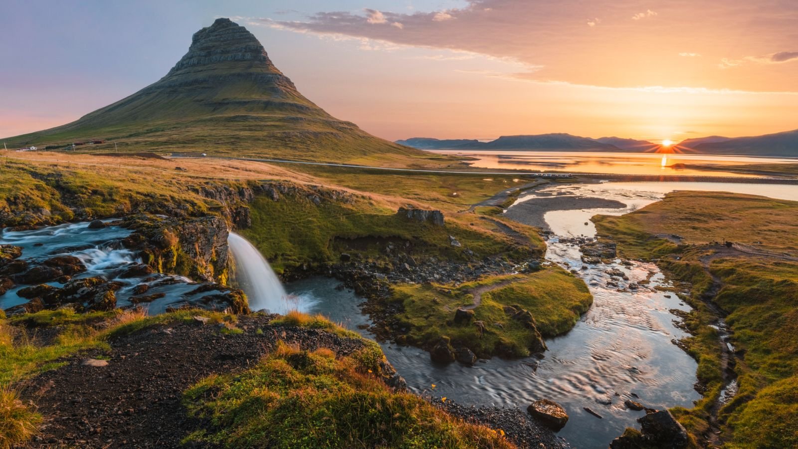 هل هناك دول لا يوجد بها بعوض؟ 3 Mount Kirkjufell and Kirkjufellsfoss waterfall at sunrise in Iceland.
