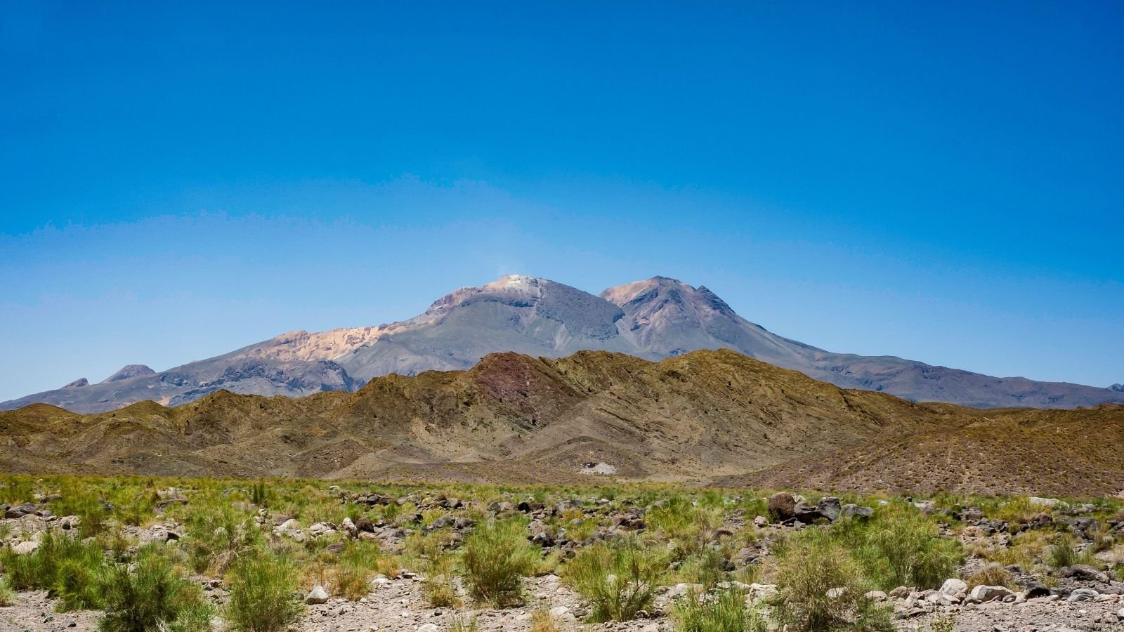 يبدو أن بركانًا إيرانيًا قد استيقظ بعد 700 ألف عام من ثورانه الأخير 3 The view of taftan volcano in iran.