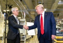 يشيد ترامب باستثمارات شركة أبل في الولايات المتحدة مع انضمام تيم كوك إلى حدث طوكيو