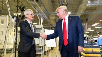 يشيد ترامب باستثمارات شركة أبل في الولايات المتحدة مع انضمام تيم كوك إلى حدث طوكيو