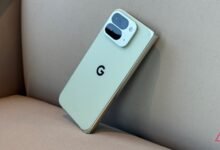 يعد هاتف Pixel 10 Pro Fold صعب الإرضاء ولا يعمل مع جميع أجهزة الشحن
