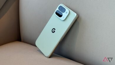يعد هاتف Pixel 10 Pro Fold صعب الإرضاء ولا يعمل مع جميع أجهزة الشحن