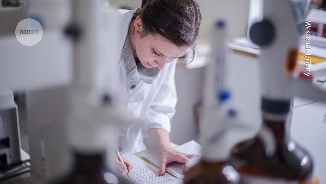 يبدو أن النساء يسحبن أوراقًا أقل من الرجال، لكن لماذا؟