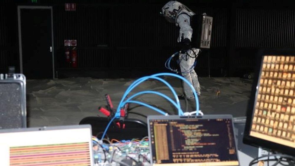 يمكن أن تساعد البدلة الخارجية الجديدة ذات العضلات الاصطناعية على القمر والمريخ