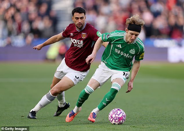 ما قاله هدف مانشستر يونايتد الذي تم تمريره إيمي مارتينيز لأصدقائه قبل معاناته مع أستون فيلا 6 103542027 15252691 image a 59 1762167763743