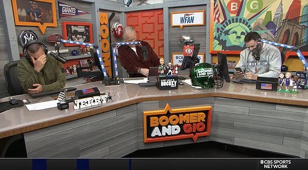 لحظة صادمة يعرض المضيف الرياضي جريج جيانوتي لزملائه صورة لامرأة عارية أثناء بثه على الهواء 2 103690725 15269963 image a 50 1762536121187