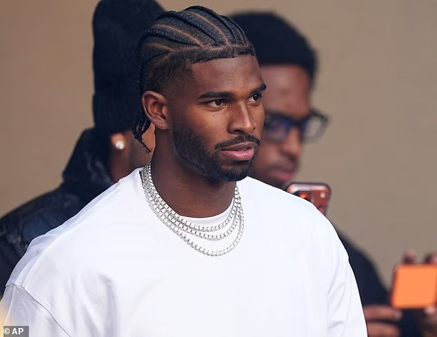 يقال إن ثلاثة مشتبه بهم يرتدون أقنعة وقفازات دخلوا منزل ساندرز خلال مباراة كليفلاند براونز ضد بالتيمور رافينز يوم الأحد