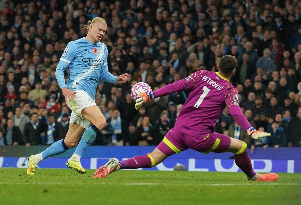 بطريقة مثيرة.. هالاند يحتفل بحصوله على جائزة جديدة () بطريقة مثيرة.. هالاند يحتفل بحصوله على جائزة جديدة ()