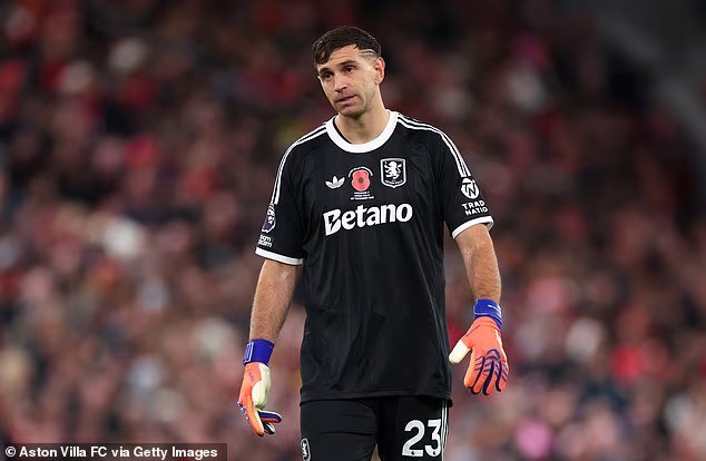 ما قاله هدف مانشستر يونايتد الذي تم تمريره إيمي مارتينيز لأصدقائه قبل معاناته مع أستون فيلا ما قاله هدف مانشستر يونايتد الذي تم تمريره إيمي مارتينيز لأصدقائه قبل معاناته مع أستون فيلا