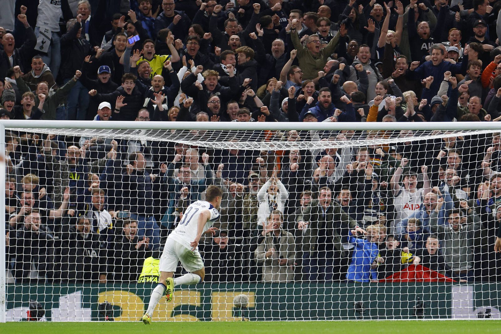 هدف خيالي من فان دي فين يدهش جماهير دوري الأبطال ()