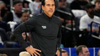 مدرب ميامي هيت المذهول إريك سبويلسترا يراقب بلا حول ولا قوة بينما يحترق منزله على الأرض في حريق ضخم بين عشية وضحاها