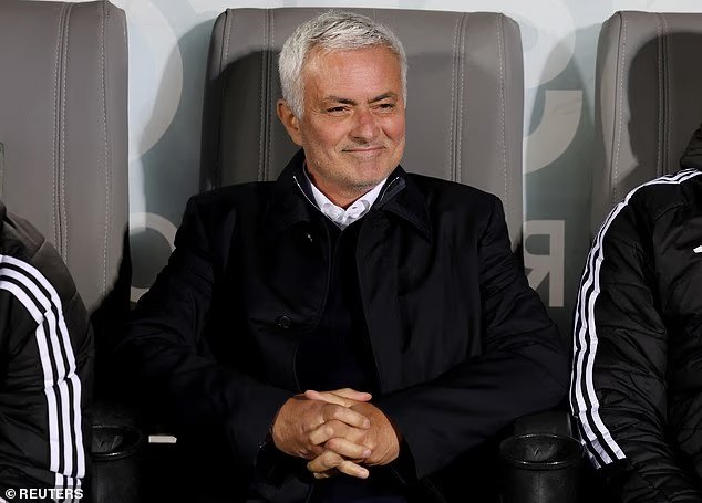 اتهم جوزيه مورينيو بمغادرة فنربخشه بفاتورة فندق مذهلة تبلغ 656 ألف جنيه إسترليني بعد الإقامة الطويلة في فندق فور سيزونز الفاخر خلال فترة عمله في إسطنبول