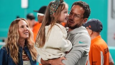 مدرب Sober Dolphins مايك مكدانيل مدين للقادة دان كوين لمساعدته في التغلب على إدمان الكحول